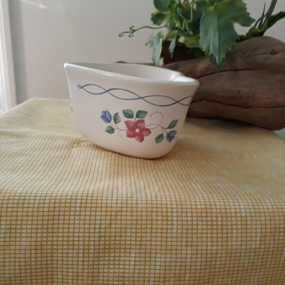 Vintage USA Pfaltzgraff Heart Shaped Bowl Set of Two Floral on White - Picture 11 of 11